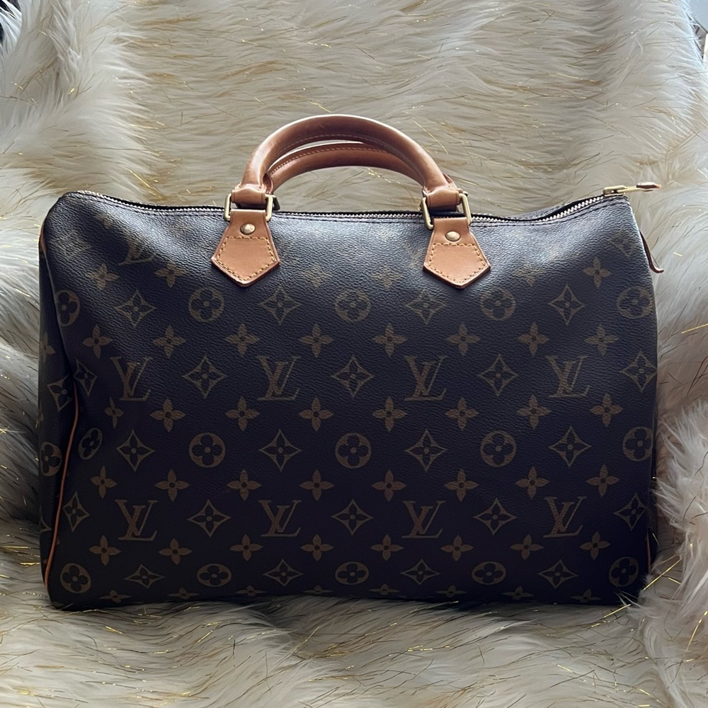 🔴SOLD🔴 AUTHENTIC LOUIS VUITTON
Vintage Monogram Speedy 35